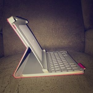 ❌SOLD ON LET GO❌Logitech Bluetooth iPad keyboard